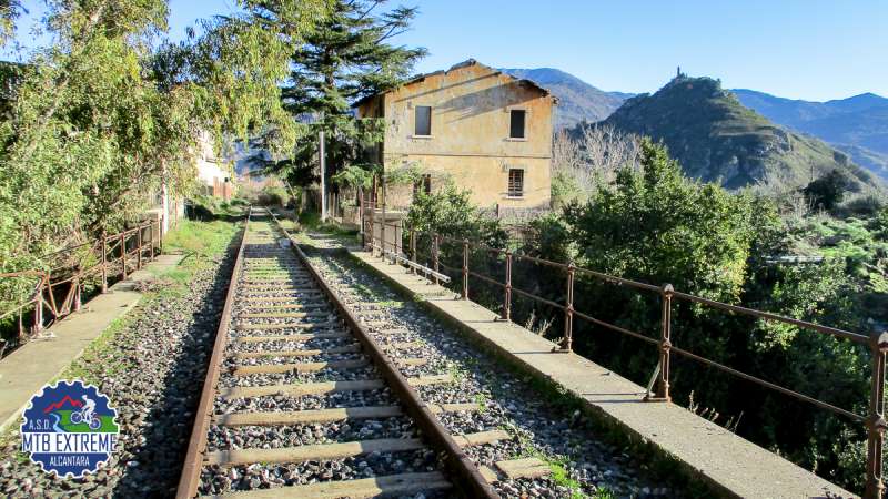 Tour media Valle Alcantara in MTB - Ponte ferrovia abbandonata sul Fiume Alcantara